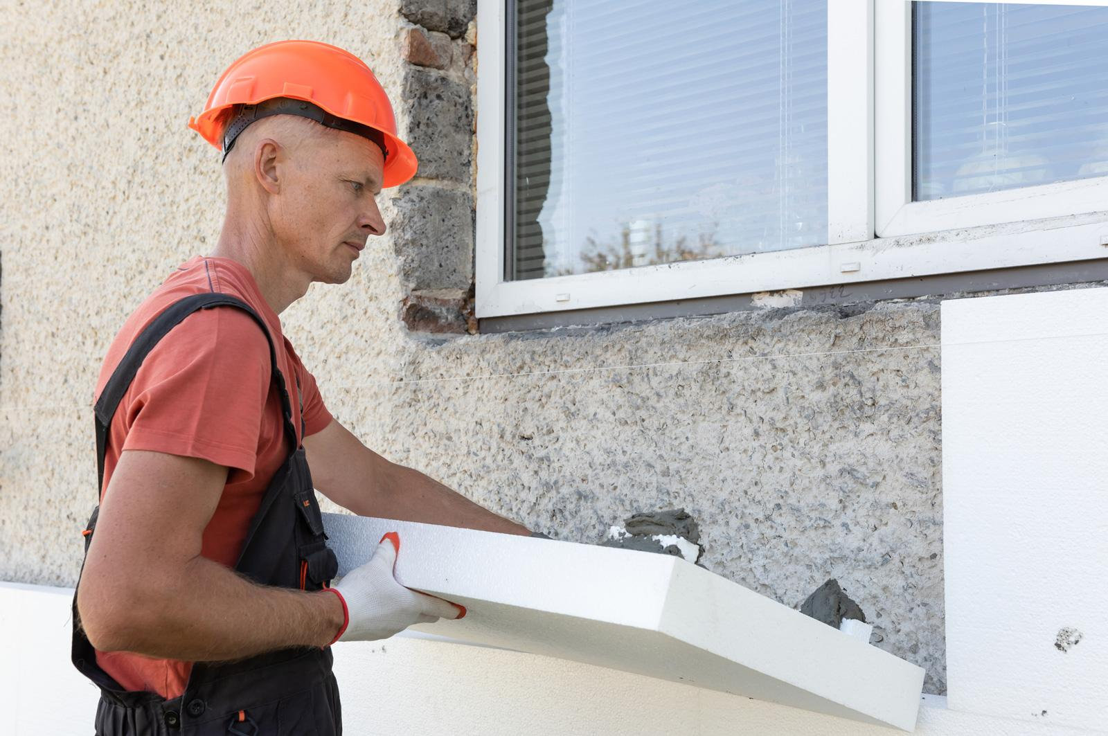 Mann auf einer Baustelle